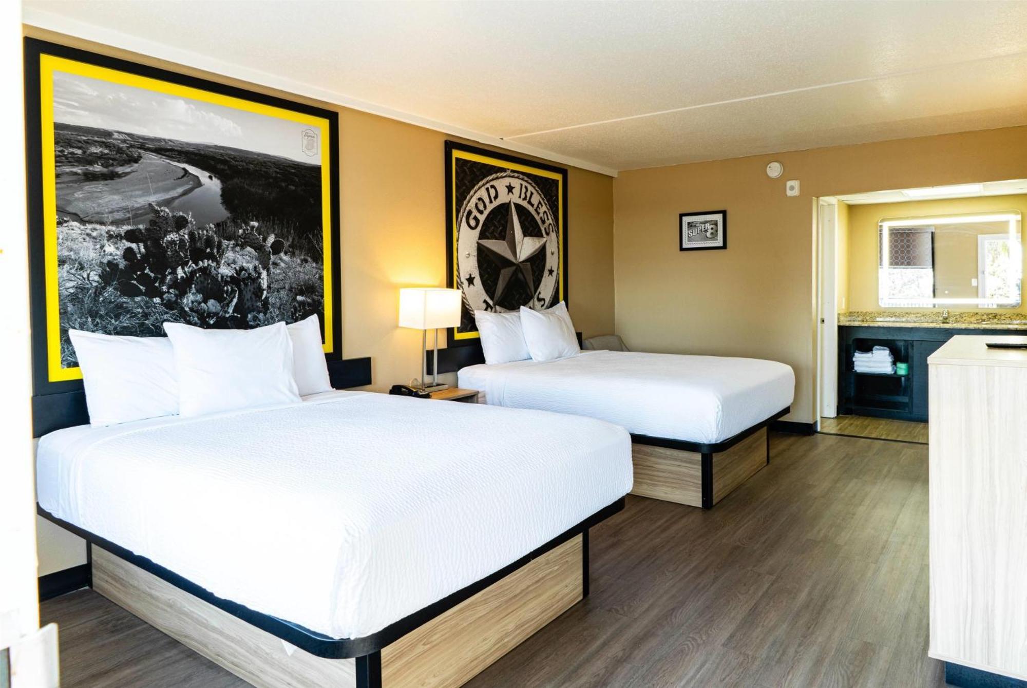 Super 8 By Wyndham Corpus Christi Airport Hotell Exteriör bild